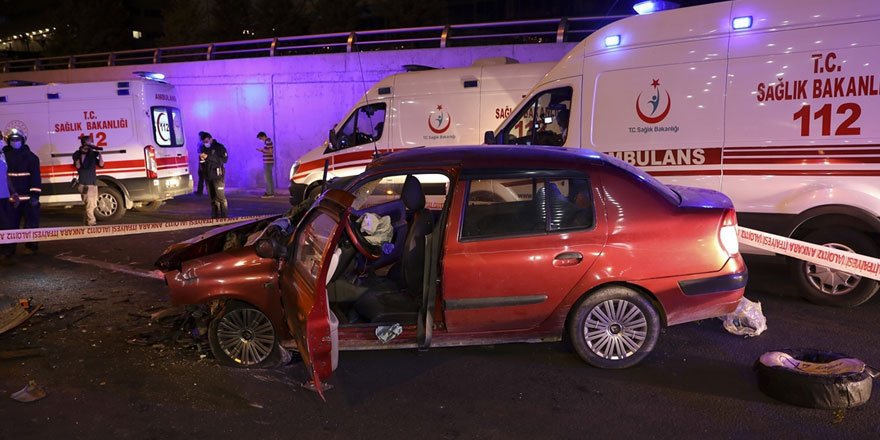 Başkent'te feci kaza! Otomobil temizlik aracına çarptı: 2 ölü