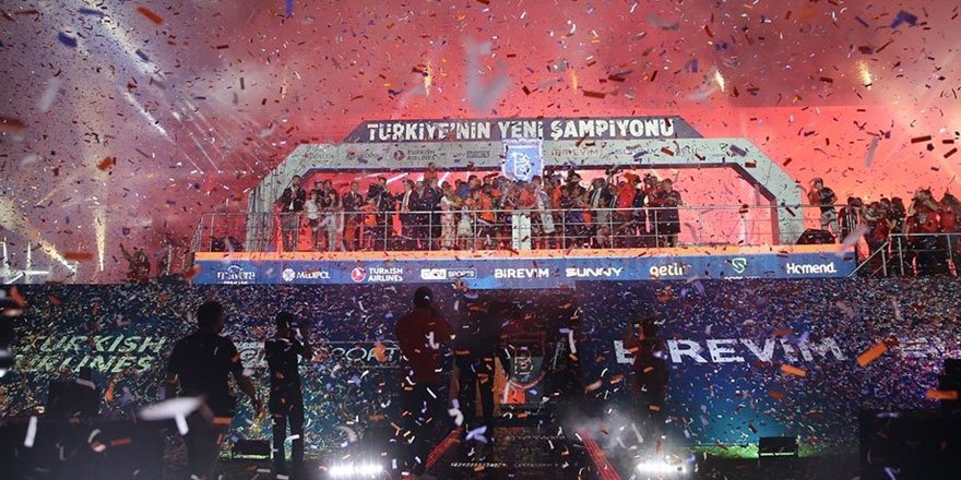 Medipol Başakşehir, şampiyonluk kupasını kaldırdı