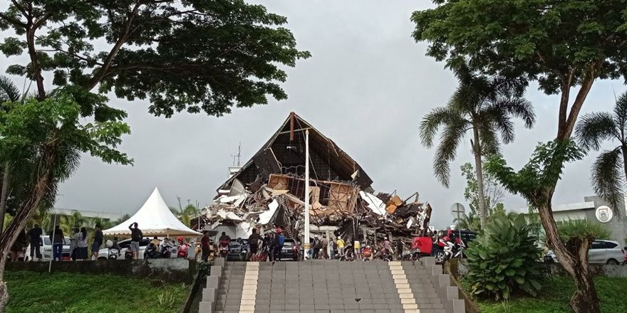 Endonezya'da deprem: En az 35 ölü