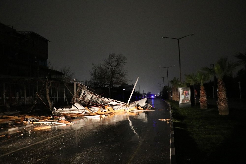 Manisa'da fırtınada çatılar uçtu, duvarlar ve ağaçlar devrildi 1