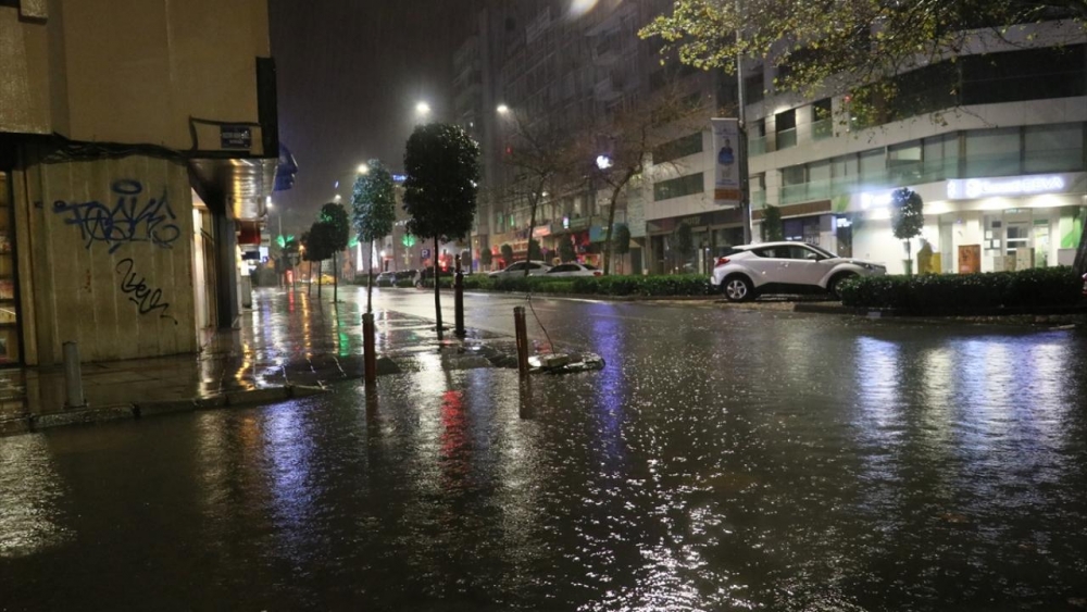 İzmir'i sağanak yağmur vurdu: Trafiğe çıkmayın 1