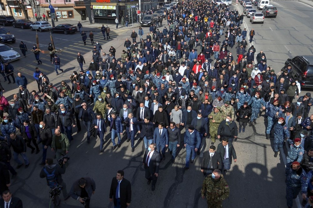 Ermenistan'da darbe girişimi: Paşinyan destekçileri meydanlara dökü 1