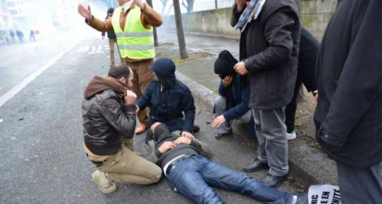 Paris'te eylem ypana PKK yandaşlarına müdahele