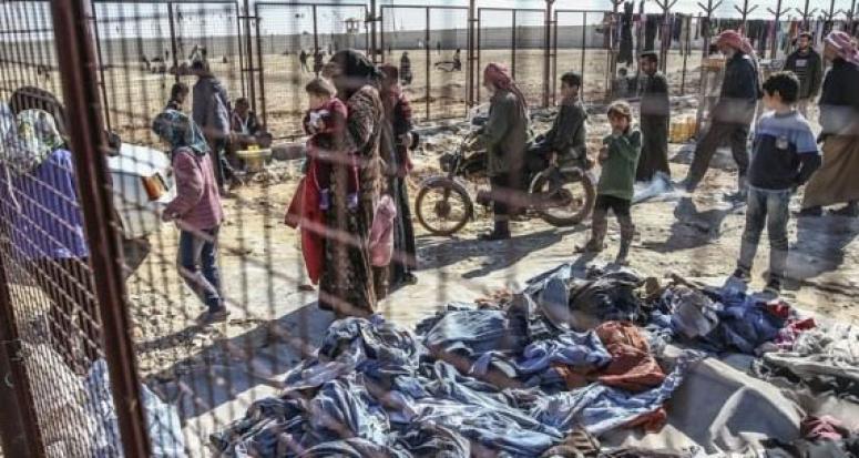 Halep'teki bombardımandan kaçan Suriyeliler Azez'e yığıldı