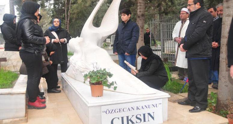 Özgecan Aslan, mezarı başında anıldı