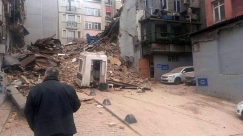Taksim'de beş katlı bina çöktü!