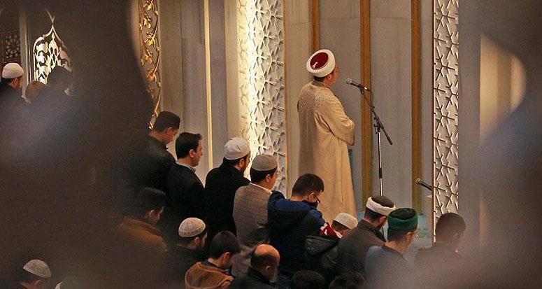 Görmez sabah namazını gençlerle birlikte kıldı