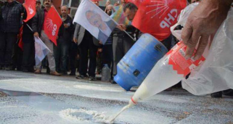 CHP'nin eylem zihniyeti: Litrelerce sütü yere döktü