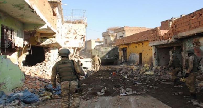 Sur'da 7 askerin bulunduğu bina çöktü; 3 şehit