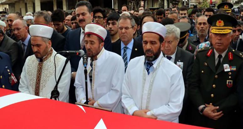 Cenaze namazını şehidin imam olan babası kıldırdı