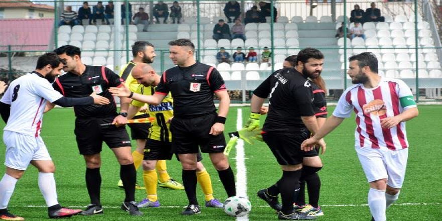Biri hakem, diğer ikisi rakip oyuncu! Üç kardeş aynı maçta...