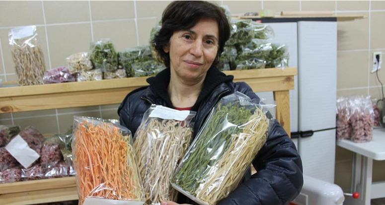 Kırdan topladığı otlarla makarna yapıp satıyor