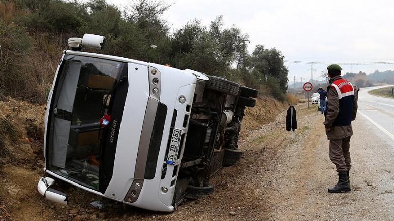 Sporcuları taşıyan Midibüs devrildi: 20 yaralı