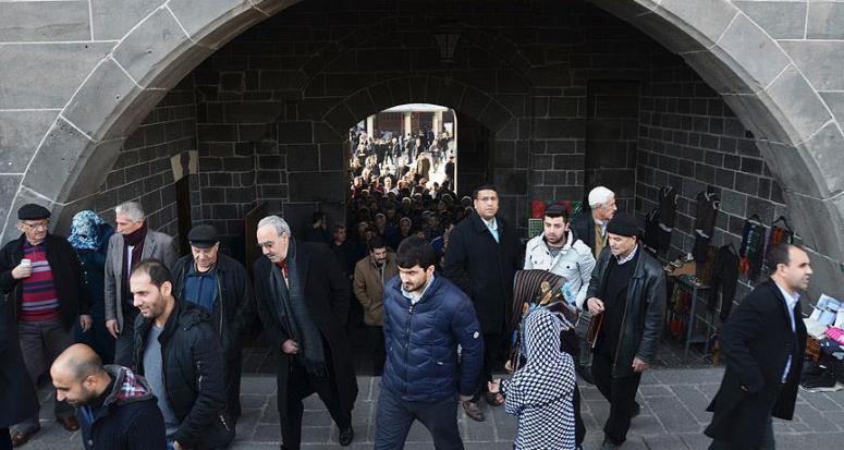 Sur'da cuma namazı sonrası teröre yine tepki