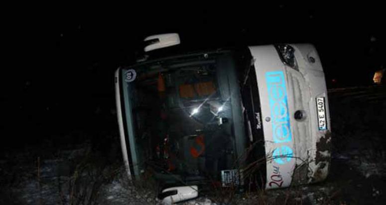 Yolcu otobüsü şarampole devrildi