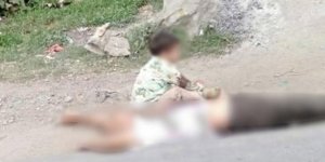 Keşmir'de öldürülen dedesinin üzerine oturan çocuk dünyanın gündeminde