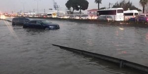 İzmir'i sağanak yağmur vurdu: Trafiğe çıkmayın