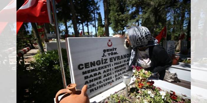 Balıkesir'de belediye ekipleri şehit ailesini özel izinle oğullarının mezarına götürdü