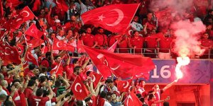 Fransa'da Türk bayrağına skandal tepki!