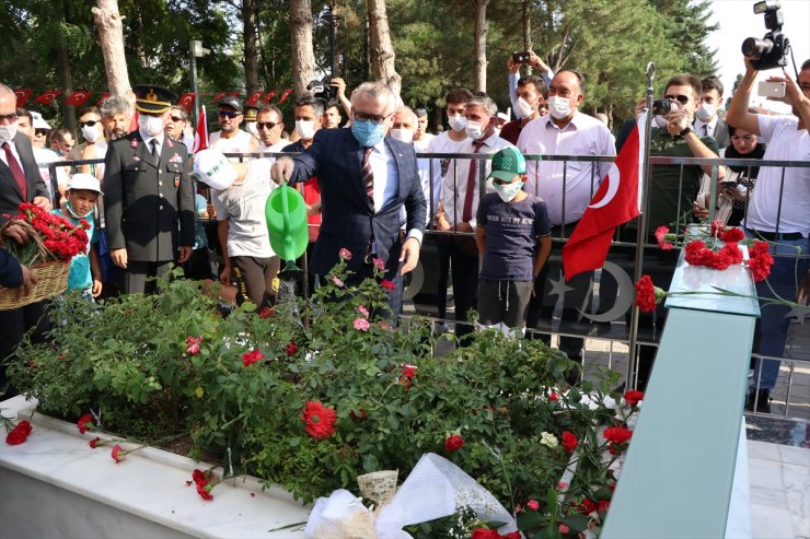 Şehit Ömer Halisdemir kabri başında güne damga vuran fotoğraflar!