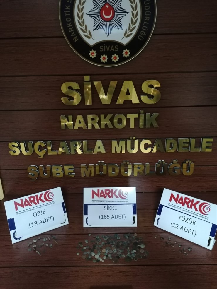 Sivas'ta tarihi eserlerimize göz dikenler paketlendi! 195 parça tarihi eser ele geçirildi