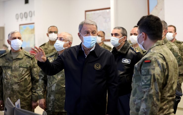 Bakan Akar ve komuta kademesi Pençe operasyonlarını harekat merkezlerinden sevk ve idare ediyor