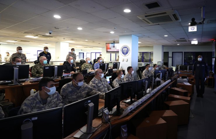 Bakan Akar ve komuta kademesi Pençe operasyonlarını harekat merkezlerinden sevk ve idare ediyor