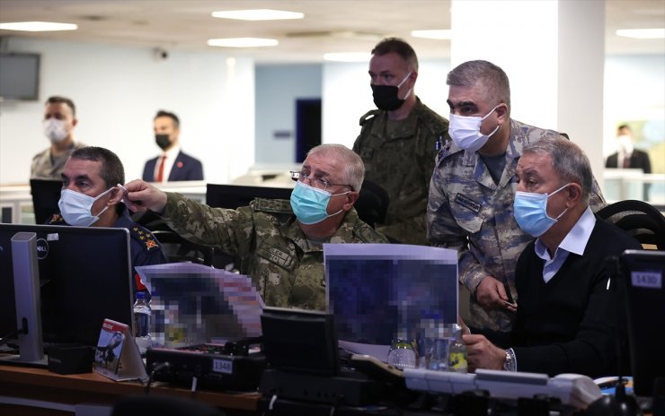 Bakan Akar ve komuta kademesi Pençe operasyonlarını harekat merkezlerinden sevk ve idare ediyor
