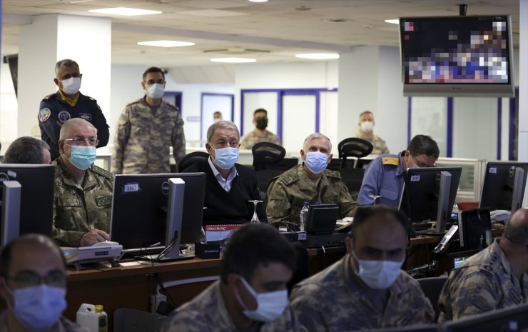 Bakan Akar ve komuta kademesi Pençe operasyonlarını harekat merkezlerinden sevk ve idare ediyor