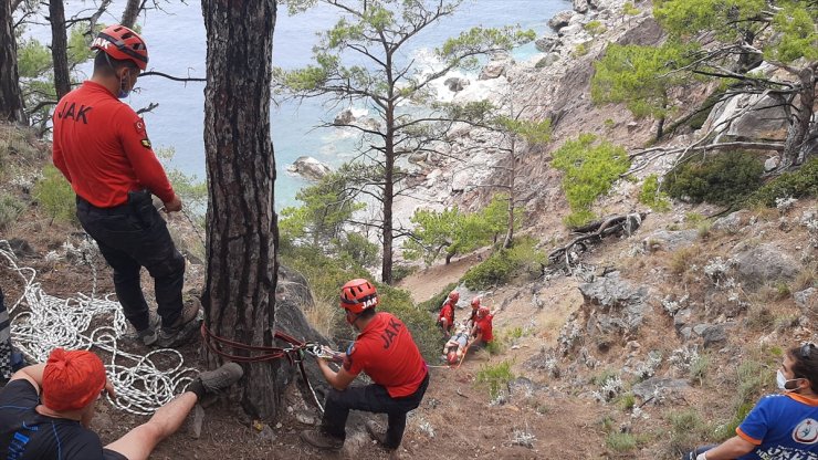 Fethiye'de kayalıklardan düşerek ayağı kırılan ve mahsur kalan turist kurtarıldı