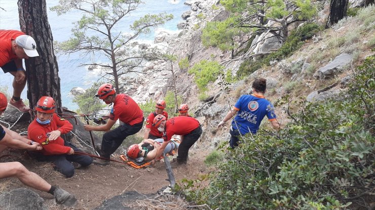 Fethiye'de kayalıklardan düşerek ayağı kırılan ve mahsur kalan turist kurtarıldı