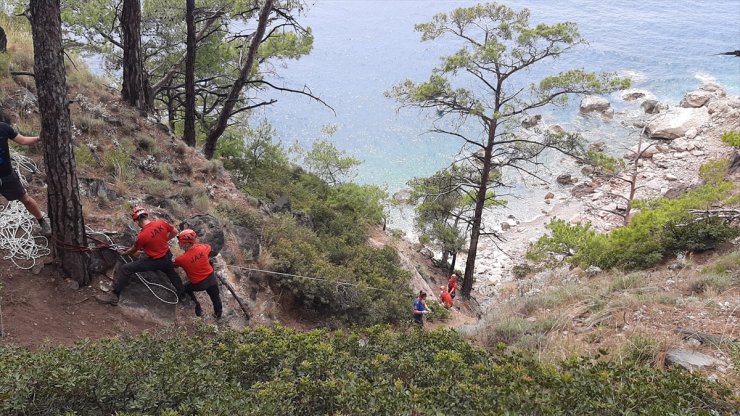 Fethiye'de kayalıklardan düşerek ayağı kırılan ve mahsur kalan turist kurtarıldı